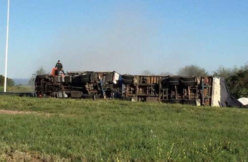 Un camión con harina volcó en una rotonda de la Ruta 147