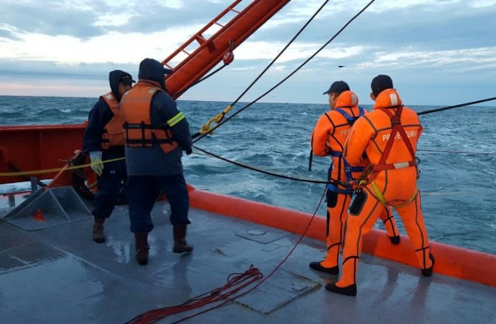 Prefectura encontró el casco del buque pesquero hundido en Rawson y continúan con la búsqueda de los desaparecidos