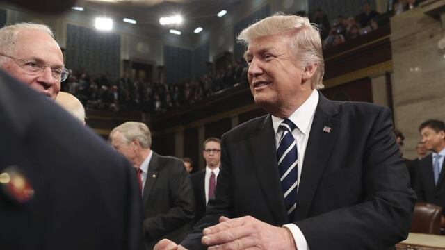 MCX99 WASHINGTON (ESTADOS UNIDOS) 01/03/2017.- El presidente de los Estados Unidos, Donald Trump (d), recibe la ovaciu00f3n de sus compau00f1eros de partido tras su discurso en el Congreso en Washington DC (Estados Unidos) ayer, 28 de febrero de 2017. Trump se ga