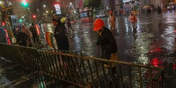 AME2962\u002E LA PAZ (BOLIVIA), 10/11/2019\u002E- Ciudadanos contrarios al expresidente Evo Morales bloquean una calle este domingo en La Paz (Bolivia)\u002E Los disturbios se extendieron esta noche por varias ciudades de Bolivia, tras la renuncia como presidente del país de Evo Morales, con incendios, saqueos y ataques a casas como el que según algunas informaciones sufrió una vivienda del propio exmandatario\u002E La Paz, El Alto y Cochabamba, entre otras de las principales ciudades del país, registran estos incidentes, mientras muchos ciudadanos piden ayuda a la Policía y las Fuerzas Armadas a través de redes sociales\u002E EFE/Martin Alipaz