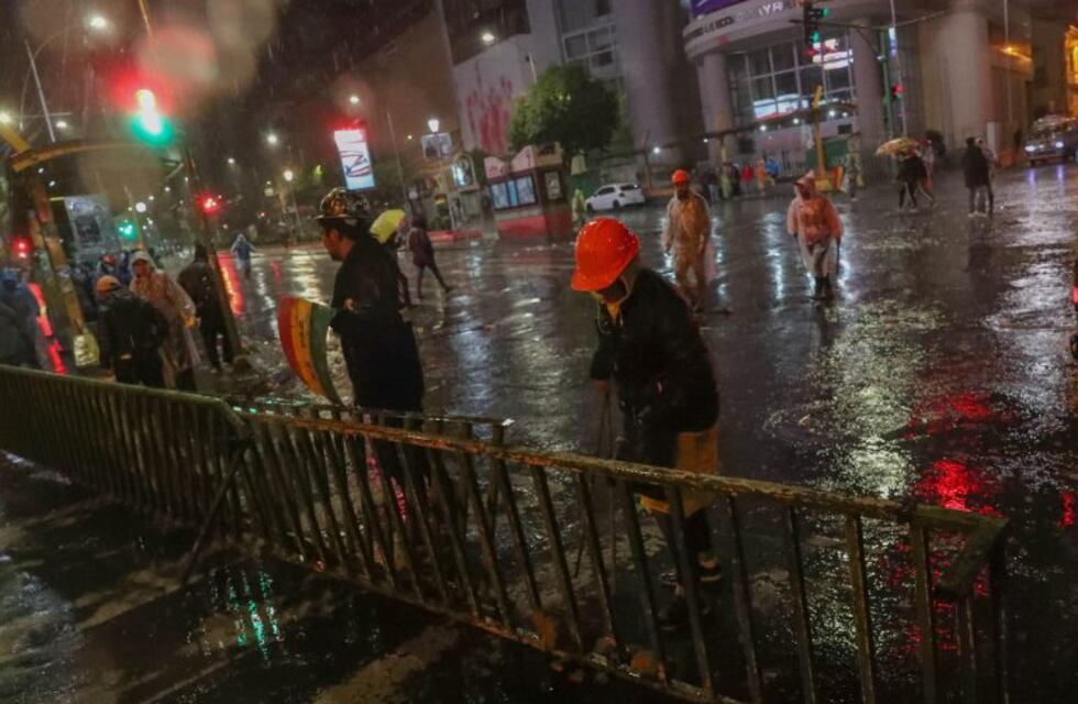 Caos en Bolivia: Evo Morales denunció que asaltaron su casa y hubo incendios, ataques y saqueos en varias ciudades