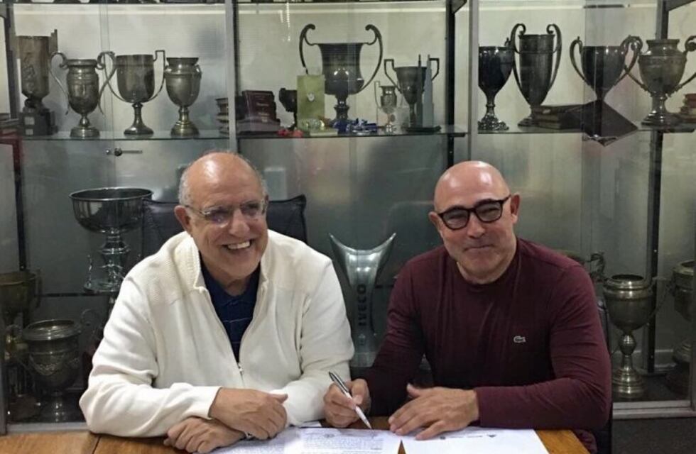 Llop firmó su contrato con Newell's y será el nuevo técnico rojinegro desde julio