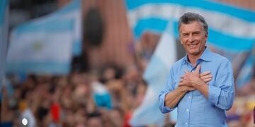 AME3708\u002E BUENOS AIRES (ARGENTINA), 07/12/2019\u002E- El Presidente Mauricio Macri saluda a las miles de personas que se reúnen en la Plaza de Mayo, con la consigna “Más juntos que nunca\