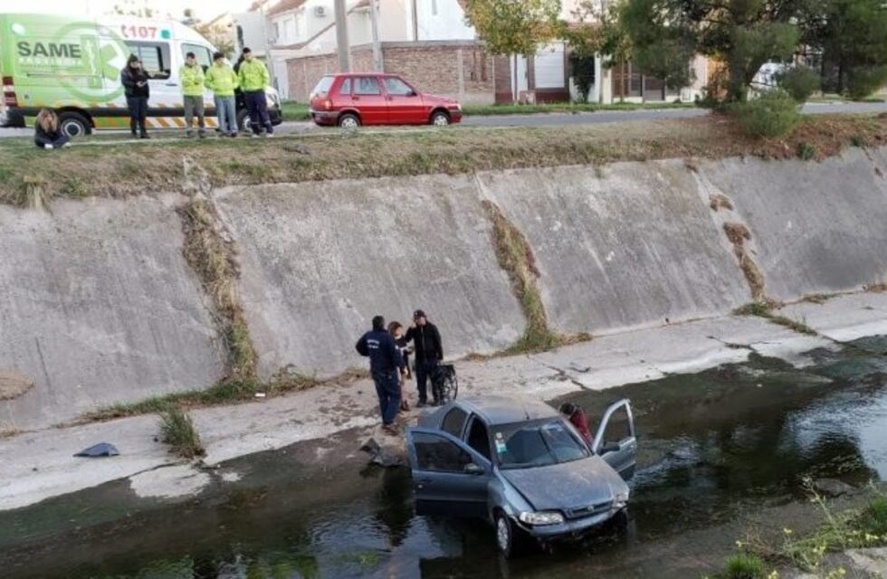 Insólito: una mujer cayó en su auto al canal Maldonado y salió ilesa