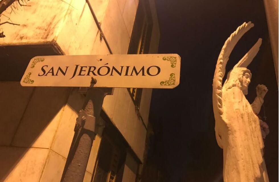 Cómo es recorrer el cementerio San Jerónimo en la medianoche