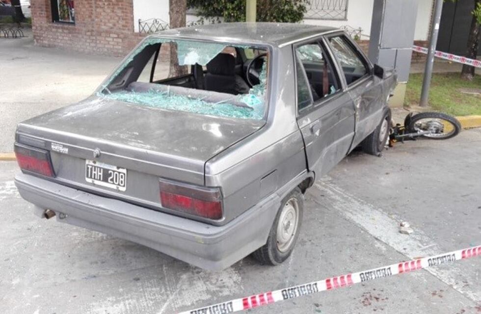 El momento exacto en que el auto atropelló a dos personas en el piquete de Travesía y Juan José Paso