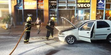 Un automóvil se incendió en la vía pública