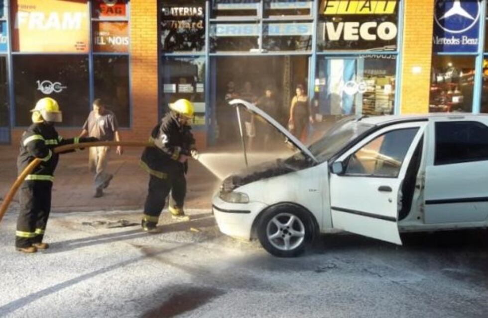 Un automóvil se incendió en la vía pública