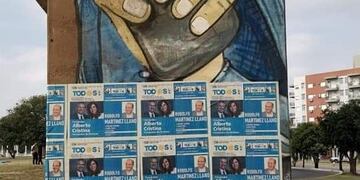 Arruinan murales correntinos con afiches partidarios