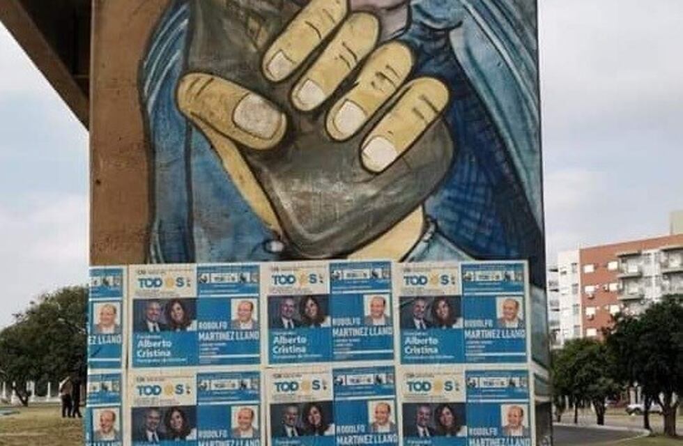 Arruinan murales correntinos con afiches partidarios