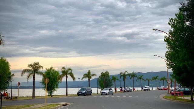 Costanera bajo cielo nublado en Carlos Paz\u002E