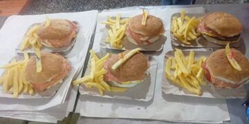 Salteño regala hamburguesas a policías (Facebook Ruben Dario Chauqui)