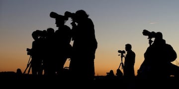Photographers get ready to shoot pictures of the Supermoon in Madrid, Spain, Monday, Nov\u002E 14, 2016\u002E The brightest moon in almost 69 years is lighting up the sky in a treat for star watchers around the globe\u002E (AP Photo/Paul White) españa madrid  superluna astronomia maxima aproximacion de la luna a la tierra