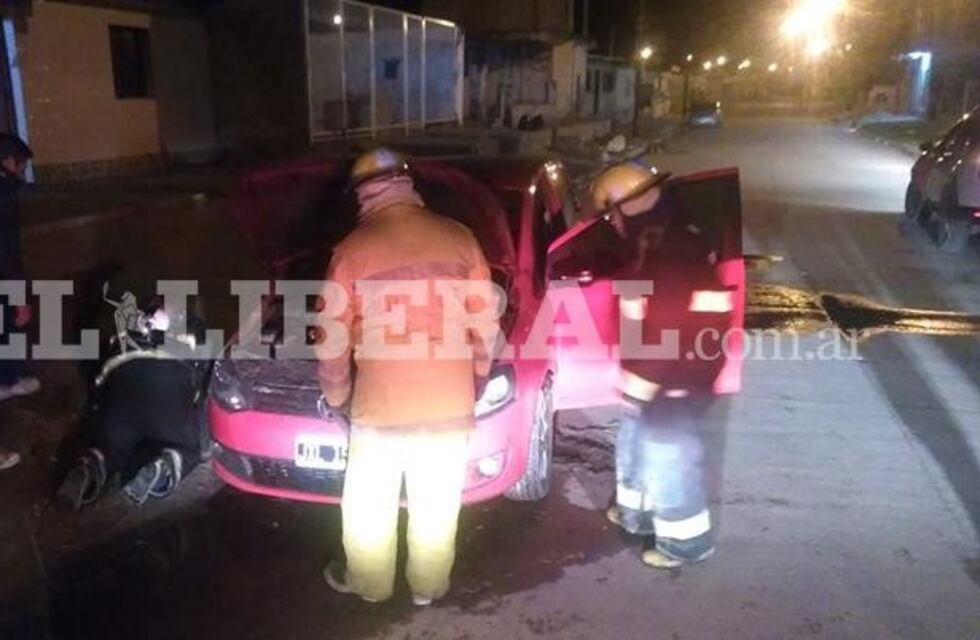Se incendió un auto con una nena de 3 años adentro