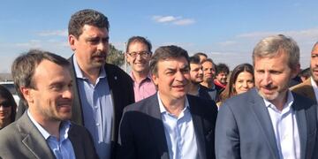 Frigerio en Luján de Cuyo, acompañado por el intendente Omar de Marchi y el ministro de Infraestructura, Producción y Energía, Martín Kerchner\u002E