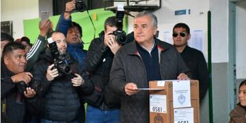 Gerardo Morales, al momento de depositar su voto en la urna\u002E