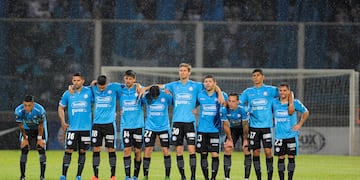 ARG01. Cu00d3RDOBA (ARGENTINA), 28/09/2016.- Jugadores de Belgrano de Argentina en la definiciu00f3n por penales durante un partido de vuelta por los octavos de final de la Copa Sudamericana hoy, miu00e9rcoles 28 de septiembre de 2016, en el estadio Mario Alberto Kempes de Cu00f3rdoba (Argentina). EFE/PEDRO CASTILLO cordoba  futbol copa sudamericana 2016 futbolistas partido belgrano vs coritiba