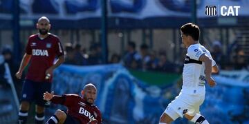 Como si fuera un pibe\u002E El Cholo se tira al piso, y levanta la bandera del sacrificio\u002E Un símbolo Albiazul, de 40 años\u002E
