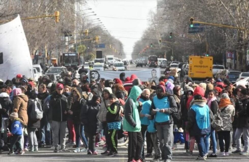 Un manifestante le peteó el auto, aceleró y atropelló a un hombre
