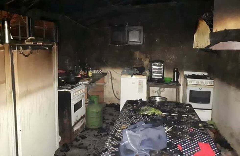 Voraz incendió provocó pérdidas totales en una vivienda de barrio Oeste