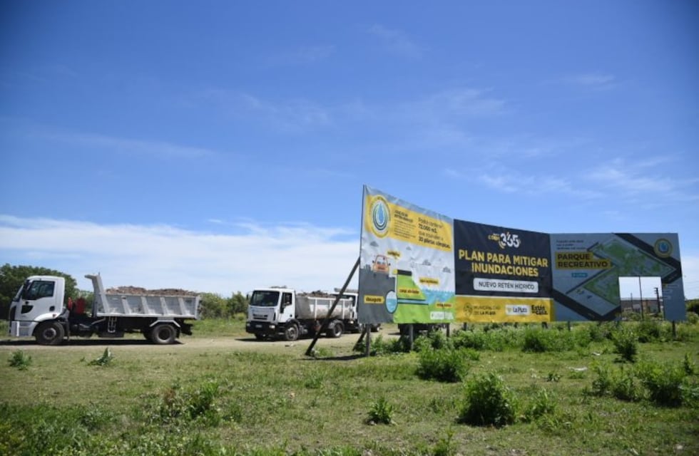 Desalojan tierras tomadas y retoman la obra en un retén hídrico en Los Hornos