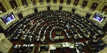AME6427\u002E BUENOS AIRES (ARGENTINA), 29/01/2020\u002E- Fotografía cedida este miércoles por la Cámara de Diputados de Argentina que muestra una sesión de dicha institución, en Buenos Aires (Argentina)\u002E La Cámara de Diputados de Argentina comenzó a debatir este miércoles, en una sesión especial, el proyecto de Ley de Gestión de la Sostenibilidad de la Deuda Pública Externa, enviado por el Gobierno en medio de la delicada situación de endeudamiento exterior del país, que asciende a más 270\u002E000 millones de dólares\u002E EFE/Cámara de Diputados de Argentina/
