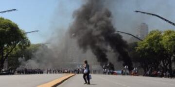 Protesta frente al Hipu00f3dromo de Palermo de empleados que reclaman contra la imposiciu00f3n de nuevos tributos a los juegos de azar.