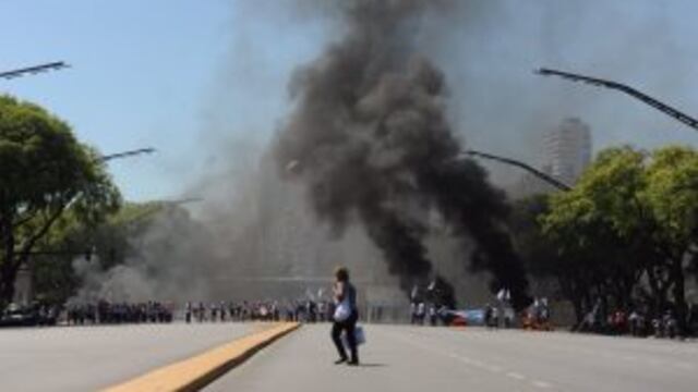Protesta frente al Hipu00f3dromo de Palermo de empleados que reclaman contra la imposiciu00f3n de nuevos tributos a los juegos de azar.