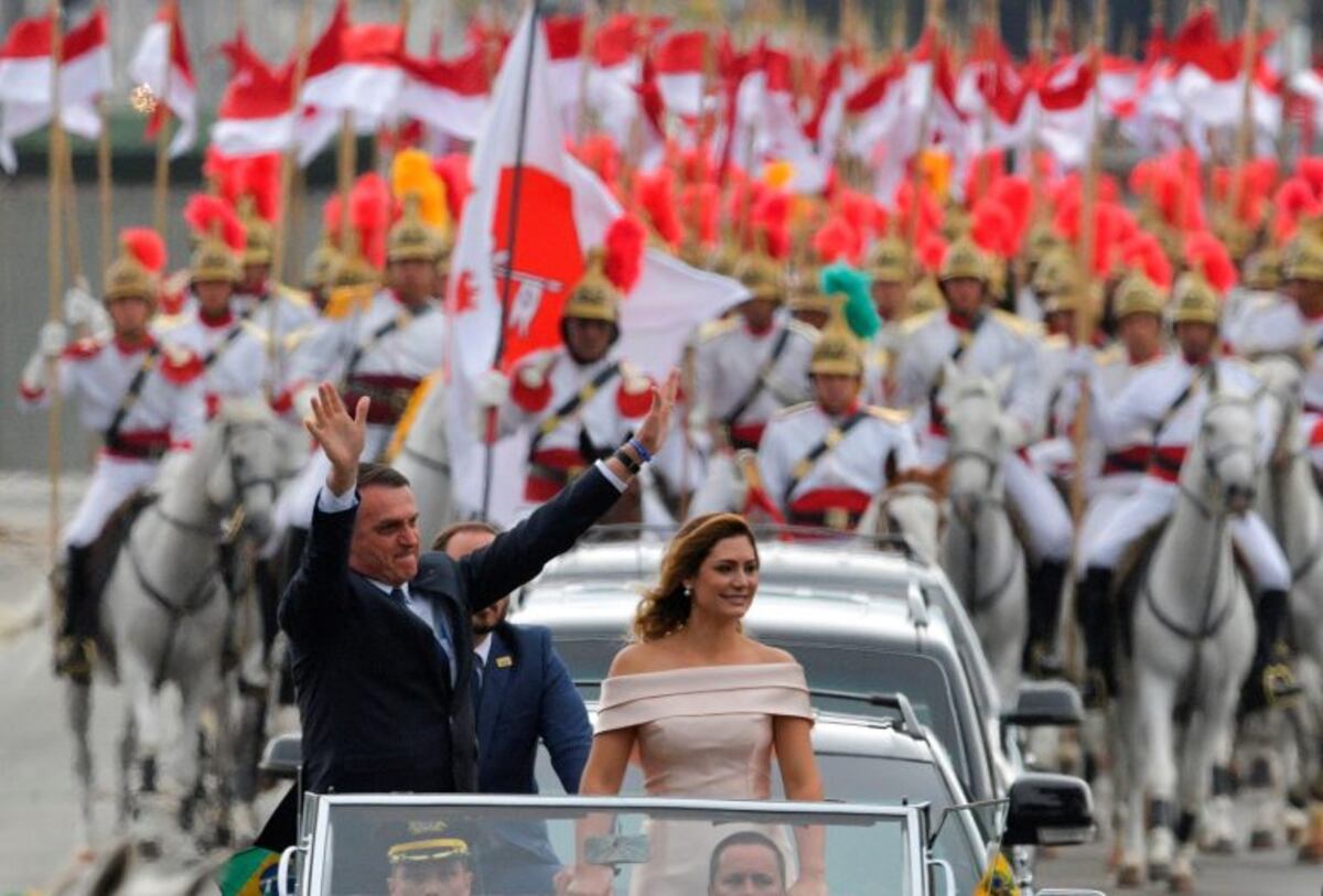 BRA300\u002E BRASILIA (BRASIL), 01/01/2019\u002E- Seguidores del presidente electo de Brasil, Jair Bolsonaro, llegan en la Explanada de los Ministerios para su investidura, hoy en Brasilia (Brasil)\u002EEFE/Fernando Bizerra Jr\u002E