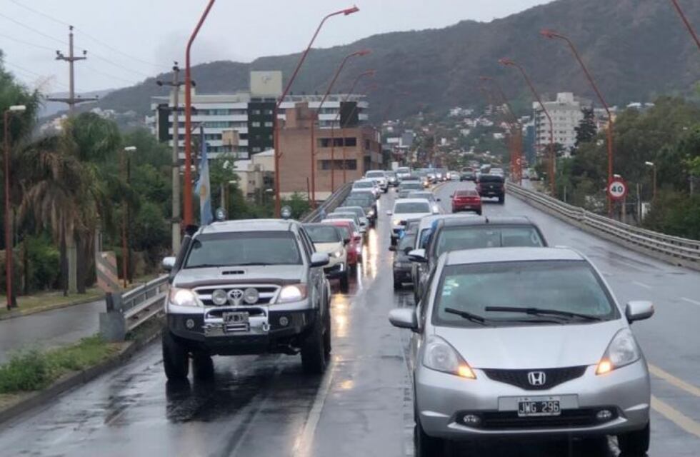 Banderazo 8N: Vecinos de Carlos Paz participaron de la marcha por la libertad, la justicia y la propiedad privada