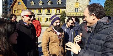 Imagen archivo\u002E El precandidato a Senaador, Martín Doñate junto a electores en Bariloche\u002E