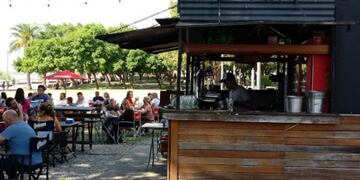 Buscan habilitar plazas, canteros y parques para que locales gastronómicos puedan colocar mesas\u002E (Archivo)