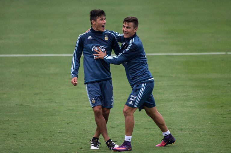 Argentina's national football team players Paulo Dybala (R)takes part in a training session in Lima on October 04, 2016.
Argentina will face Peru in a FIFA World Cup Russia 2018 qualifier match on October 6. / AFP PHOTO / ERNESTO BENAVIDES