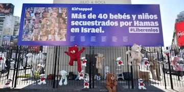 El Obelisco con los peluches representando a los secuestrados por Hamás.