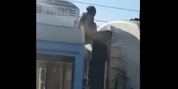 Los pasajeros del tren Roca caminan por las vías luego de que dos hombres recibieran descargas eléctricas mientras viajaban en el techo de una formación\u002E