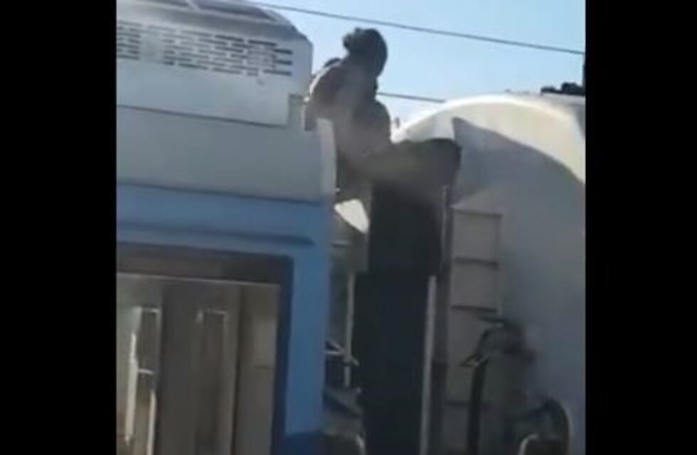 Dos hombres terminaron electrocutados mientras viajaban en el techo del tren Roca