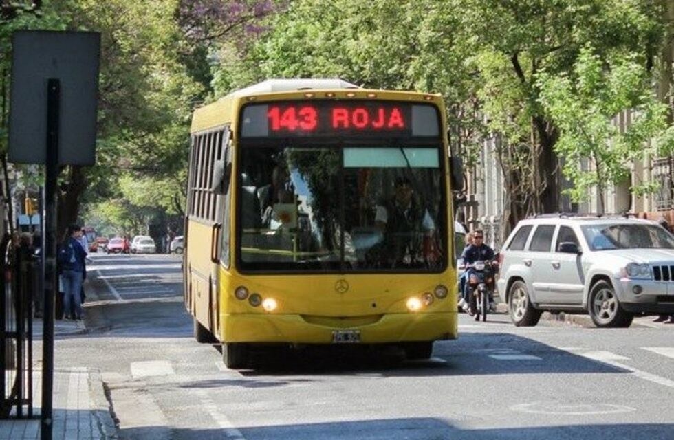 Terror a bordo: chofer murió al mando de un colectivo y el pasaje tuvo que frenar la unidad