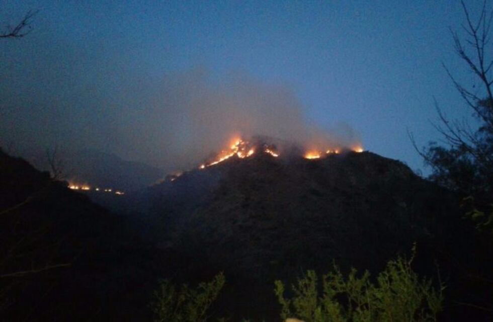 Lograron controlar parte del incendio de Villa de la Quebrada