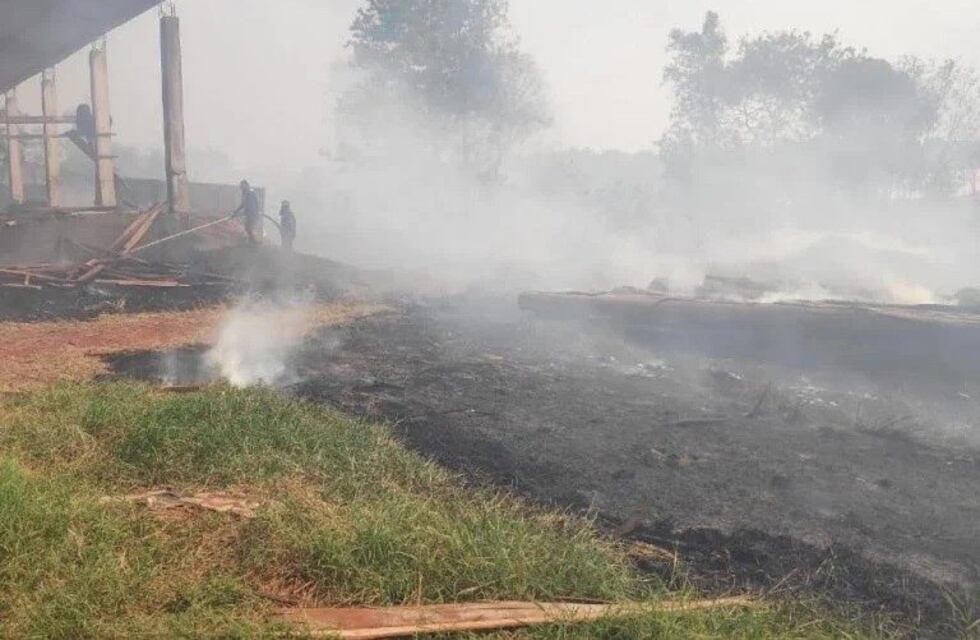 Un incendio en un aserradero se propagó a una zona de malezas