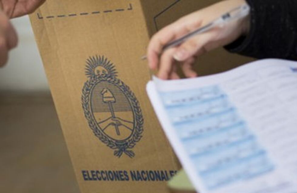 Tropezó y se luxó el codo mientras contaba votos: el GCBA deberá indemnizarla