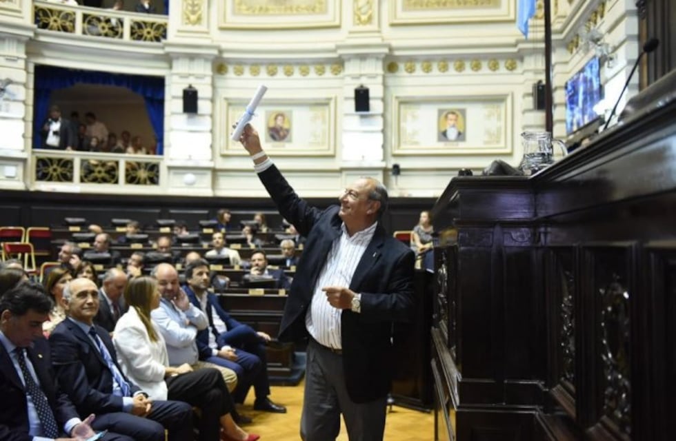 ¿Quién le gritó y a quién saludó Sánchez durante la entrega de su diploma?