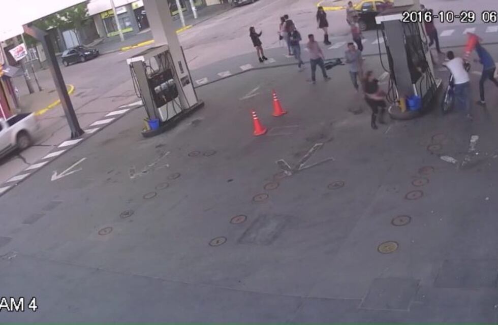 Tras recibir agresiones de motociclistas, playeros de estaciones de servicio piden derogar la ordenanza que exige casco para cargar nafta en Río Cuarto