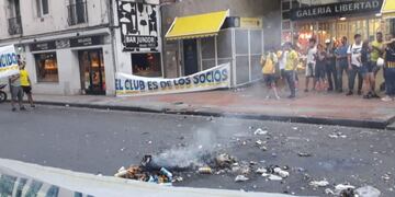 Fuerte protesta con corte de calle de hinchas canallas (Radiofónica)