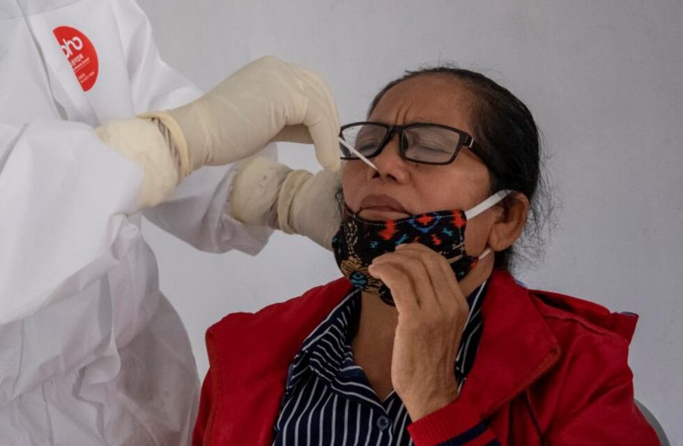 Ante la suba de contagios en el sector salud habrá hisopados para médicos con pluriempleo