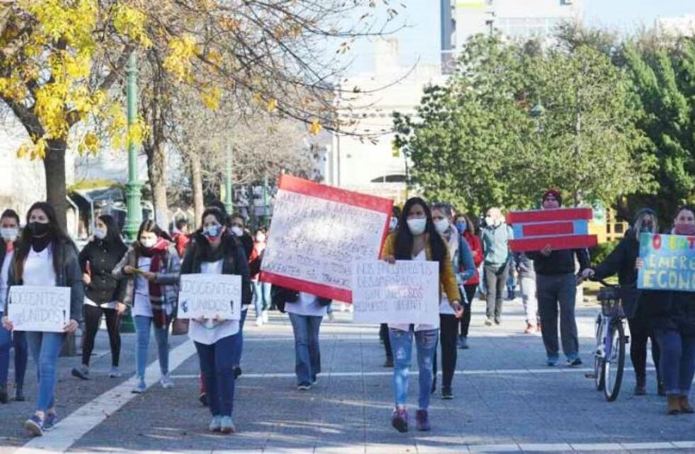 Marcha en Santa Rosa: docentes sin trabajo reclaman asistencia del Gobierno provincial