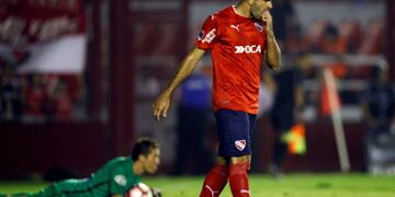 Football Soccer - Copa Sudamericana - Argentina's Independiente v Peru's Alianza Lima - Libertadores de America Stadium, Buenos Aires, Argentina - 4/4/2017 - Independiente's Emanuel Gigliotti reacts after Alianza Lina's goalkeeper Leao Butron (back) block