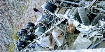 Se desbarrancó un camión y murió el chofer\u002E