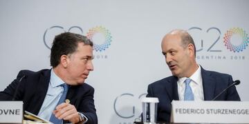 STX54\u002E Washington (United States), 20/04/2018\u002E- Argentine Minister of Treasury Nicolas Dujovne (L) and Central Bank of Argentina President Federico Sturzenegger (R) talk prior to the G20 press conference during the 2018 World Bank Group IMF Spring Meetings at IMF Headquarters in Washington, DC, USA, 20 April 2018\u002E 2018 International Monetary Fund World Bank Group Spring Meetings run through 17-21 April 2018\u002E (Estados Unidos) EFE/EPA/SHAWN THEW