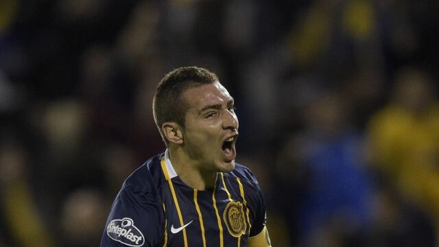 Argentina's Rosario forward Marco Ruben celebrates after scoring his team's second goal against Brazil's Gremio during their Copa Libertadores 2016 round before the quarterfinals second leg football match at the
