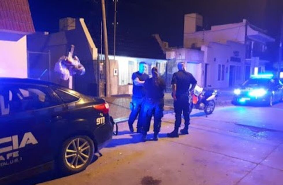 Asesinó a su hermana a puñaladas y lo sorprendieron cuando se cambiaba la ropa con sangre